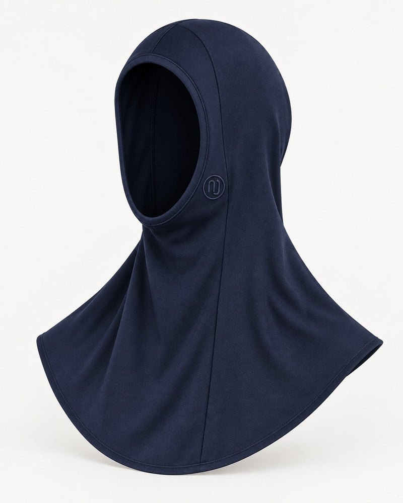 Sport-Hijab in Navy Blue mit gesticktem NJ-Emblem, Schrägansicht