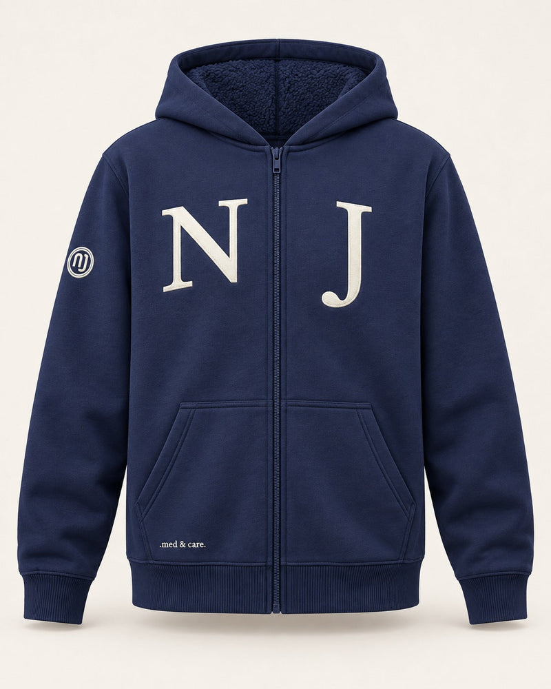 Zipper-Jacke in Navy Blue mit Kapuze, Kängurutasche und gesticktem NJ auf der Brust, Vorderansicht