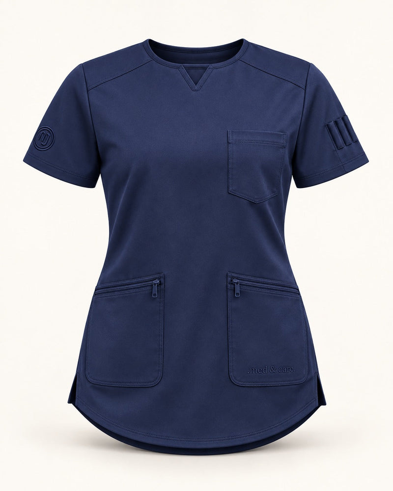 Damen-Kasack in Navy Blue mit V-Einsatz am Ausschnitt, Brusttasche und zwei Reißverschlusstaschen, Vorderansicht